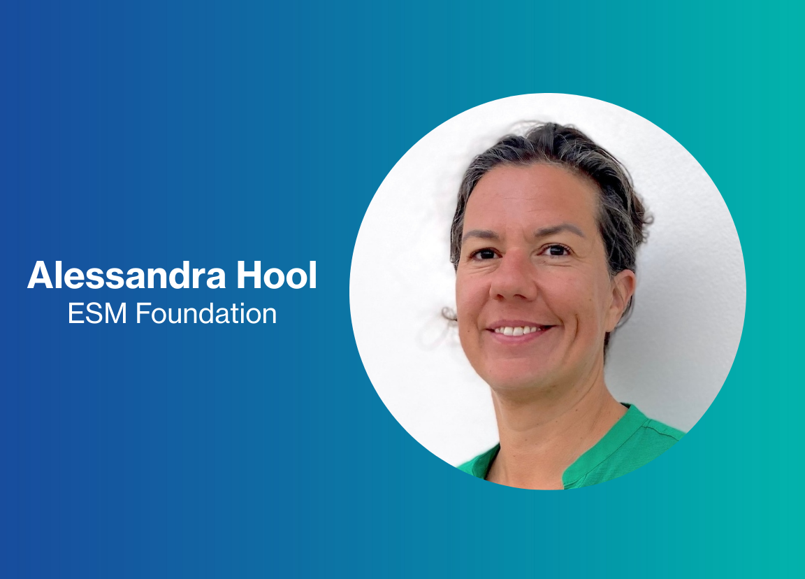 Alessa Hool in grüner Kleidung vor blauem Hintergrund