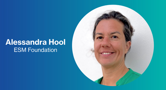 Alessa Hool in grüner Kleidung vor blauem Hintergrund