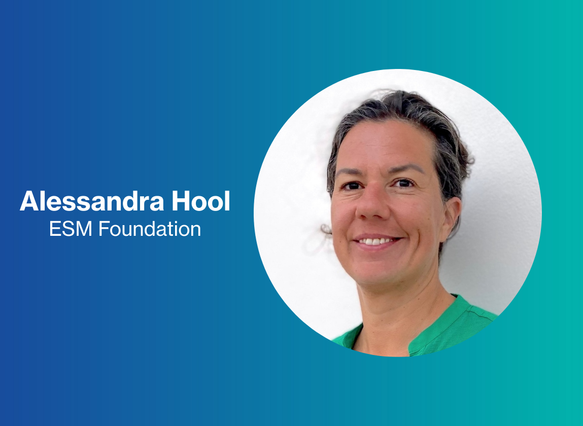 Alessa Hool en tenue verte sur fond bleu