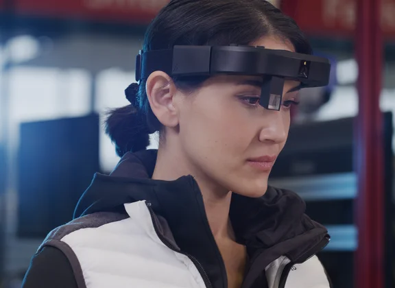 Keeping an eye on the job with the Almer Arc AR glasses