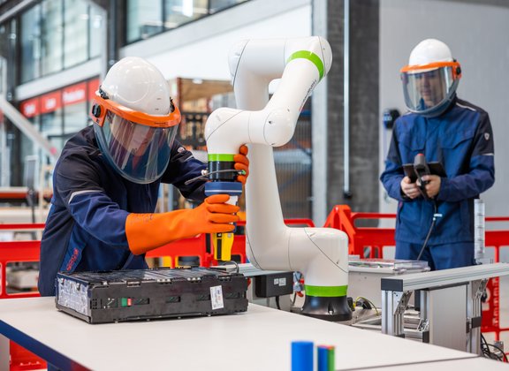 Disassembling batteries by means of AI-assisted robotics
