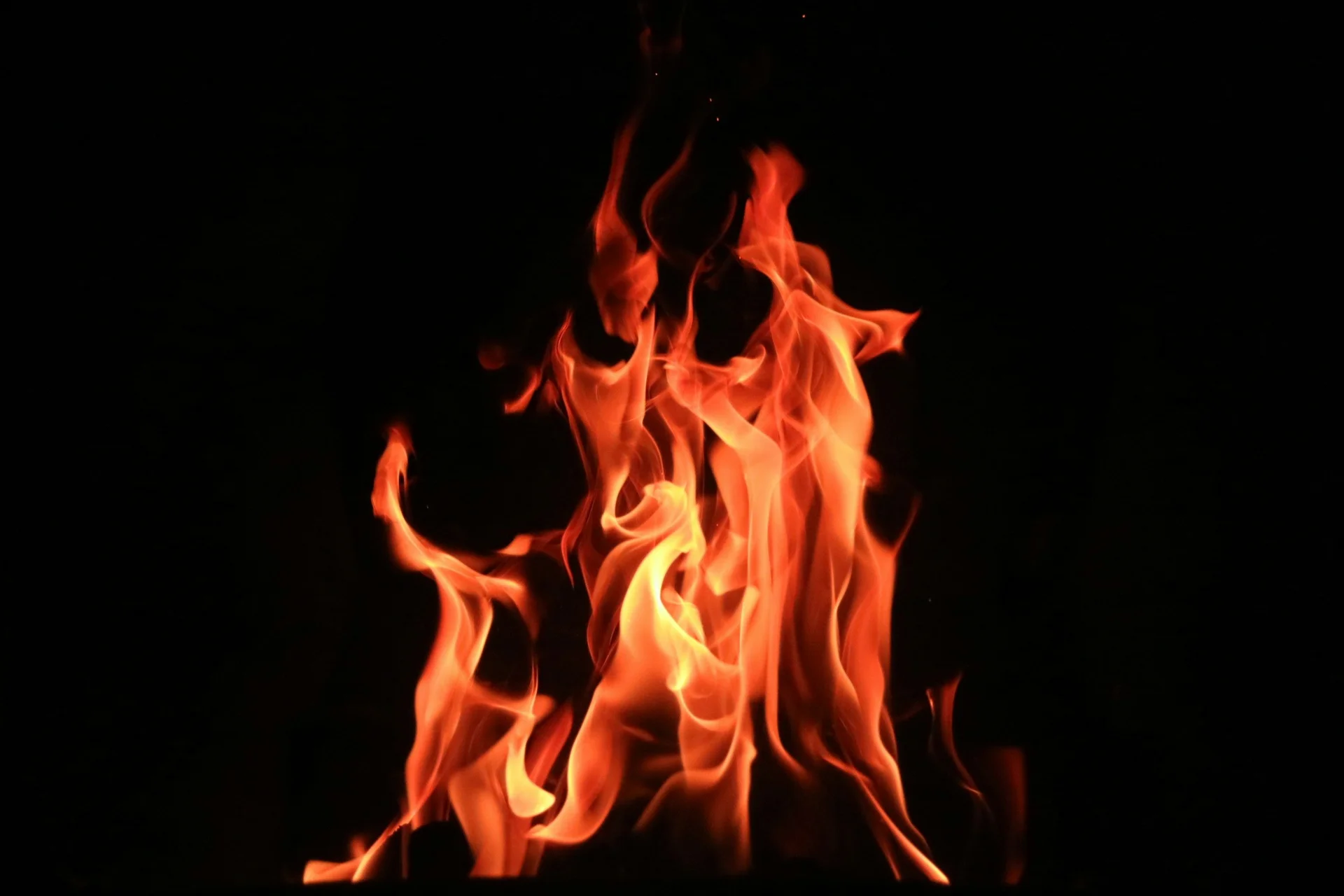 Des flammes dansent sur un fond noir