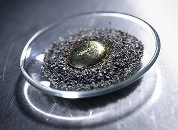 Extracting gold from electronic waste