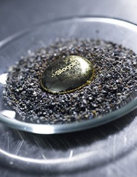 Extracting gold from electronic waste